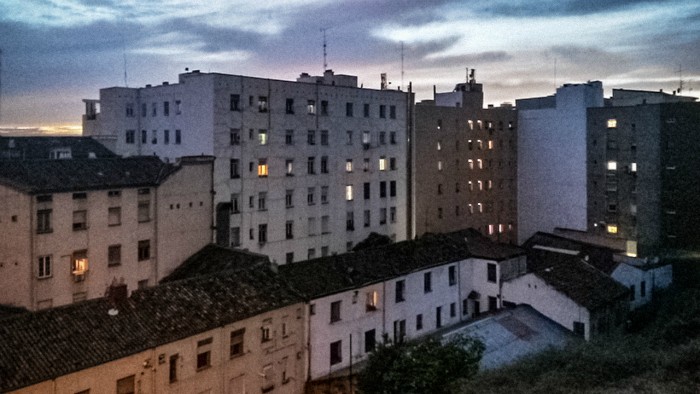 fotografia edificio fachadas barrio popular noche ventanas hogares arquitectura paisaje urbano siuacionismo psicogeografia antonio beltran